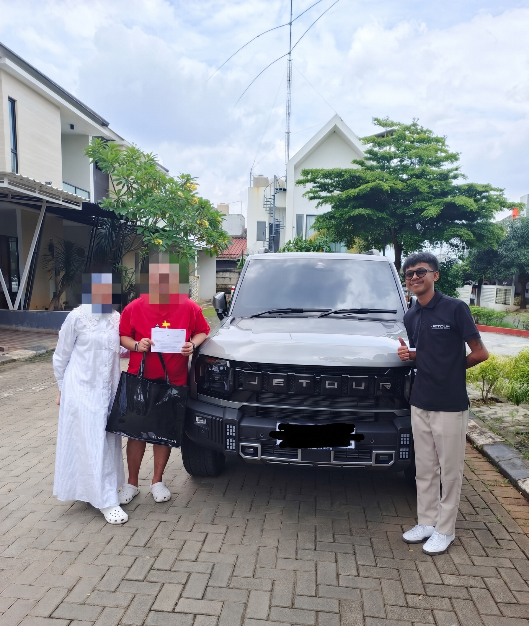 Momen serah terima unit Jetour kepada pelanggan