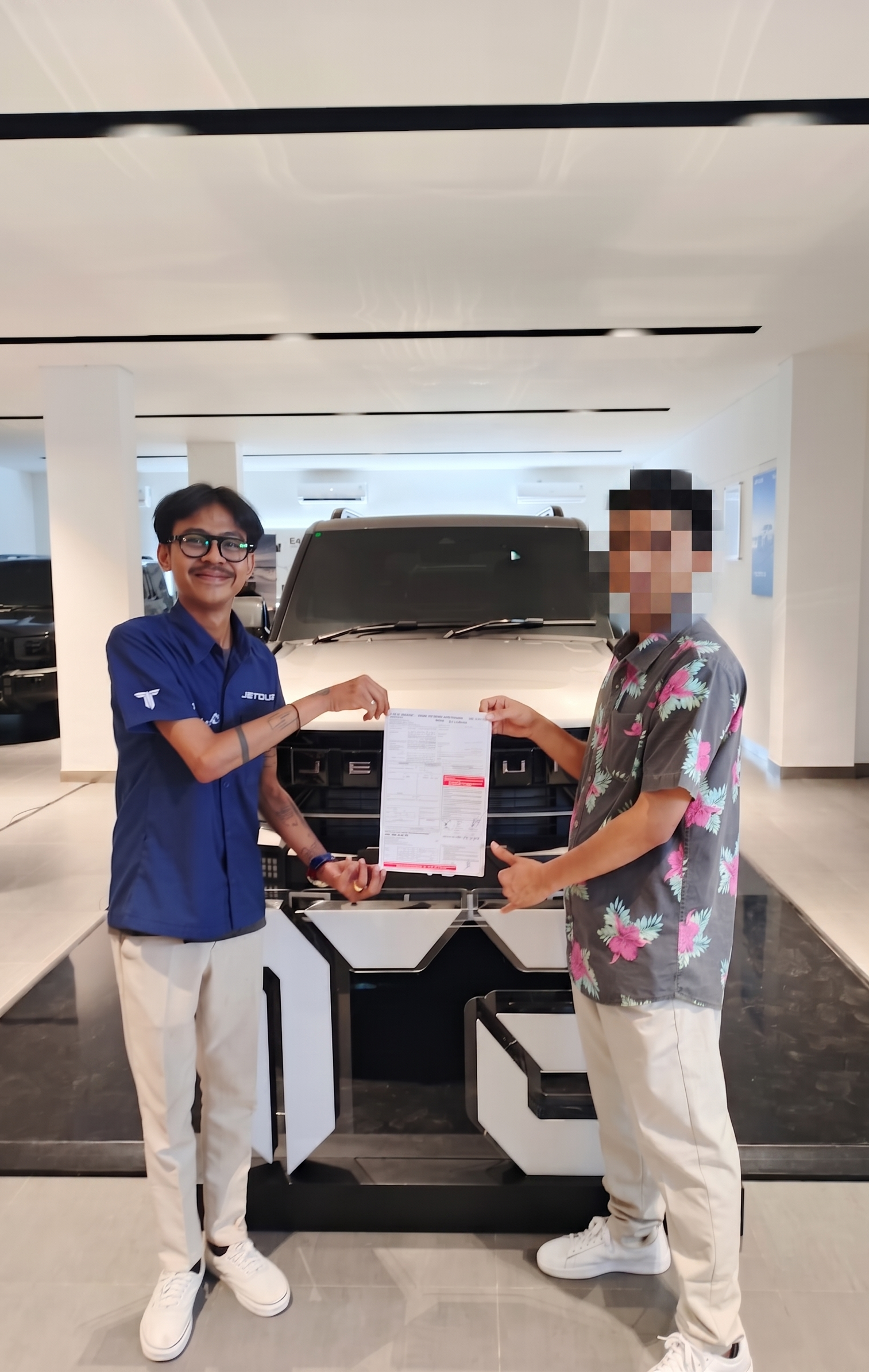 Pelanggan menerima kunci mobil Jetour baru