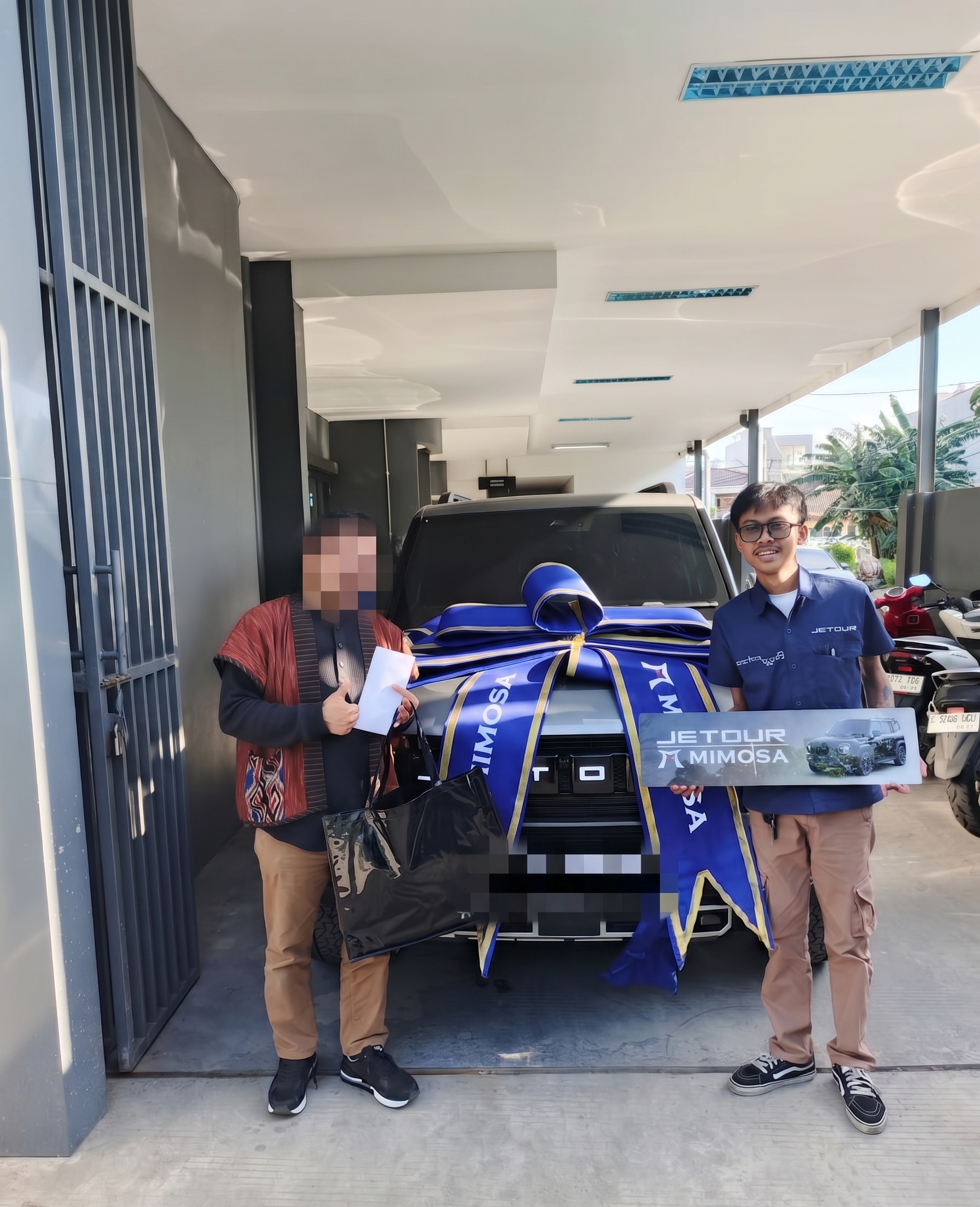 Keluarga bahagia dengan Jetour dari dealer Pluit