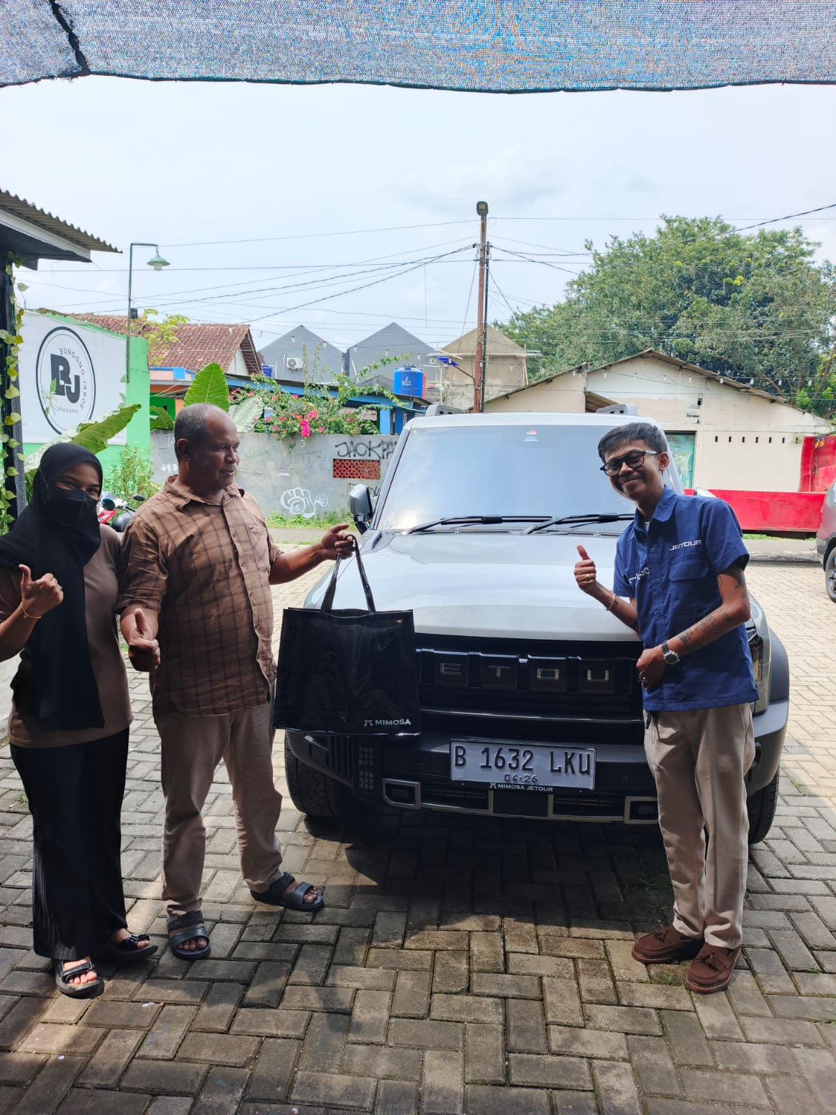 Keluarga baru dengan mobil Jetour di Depok